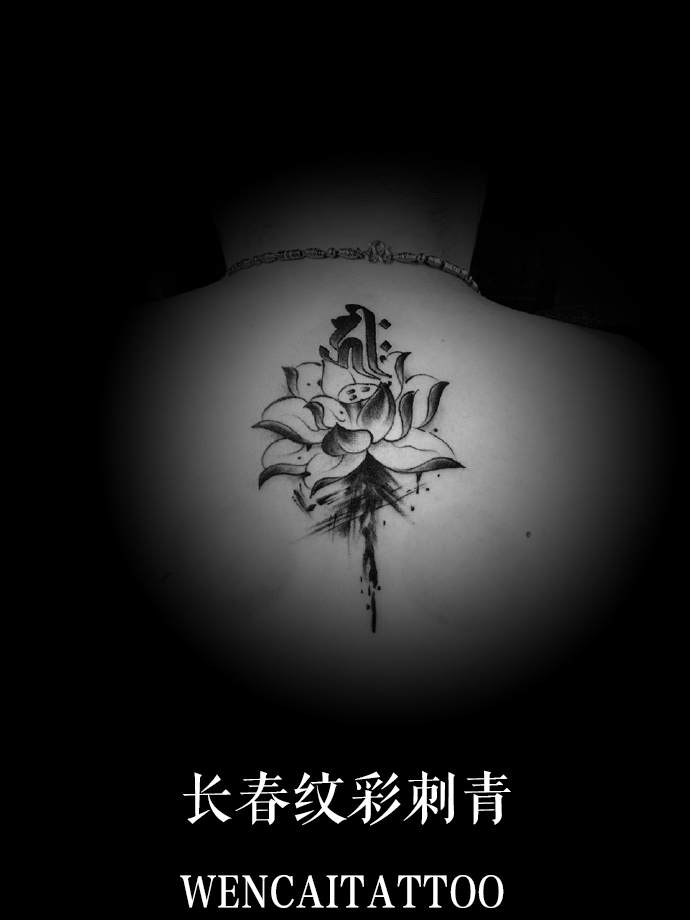 威猛霸气的何先生后背莲花纹身