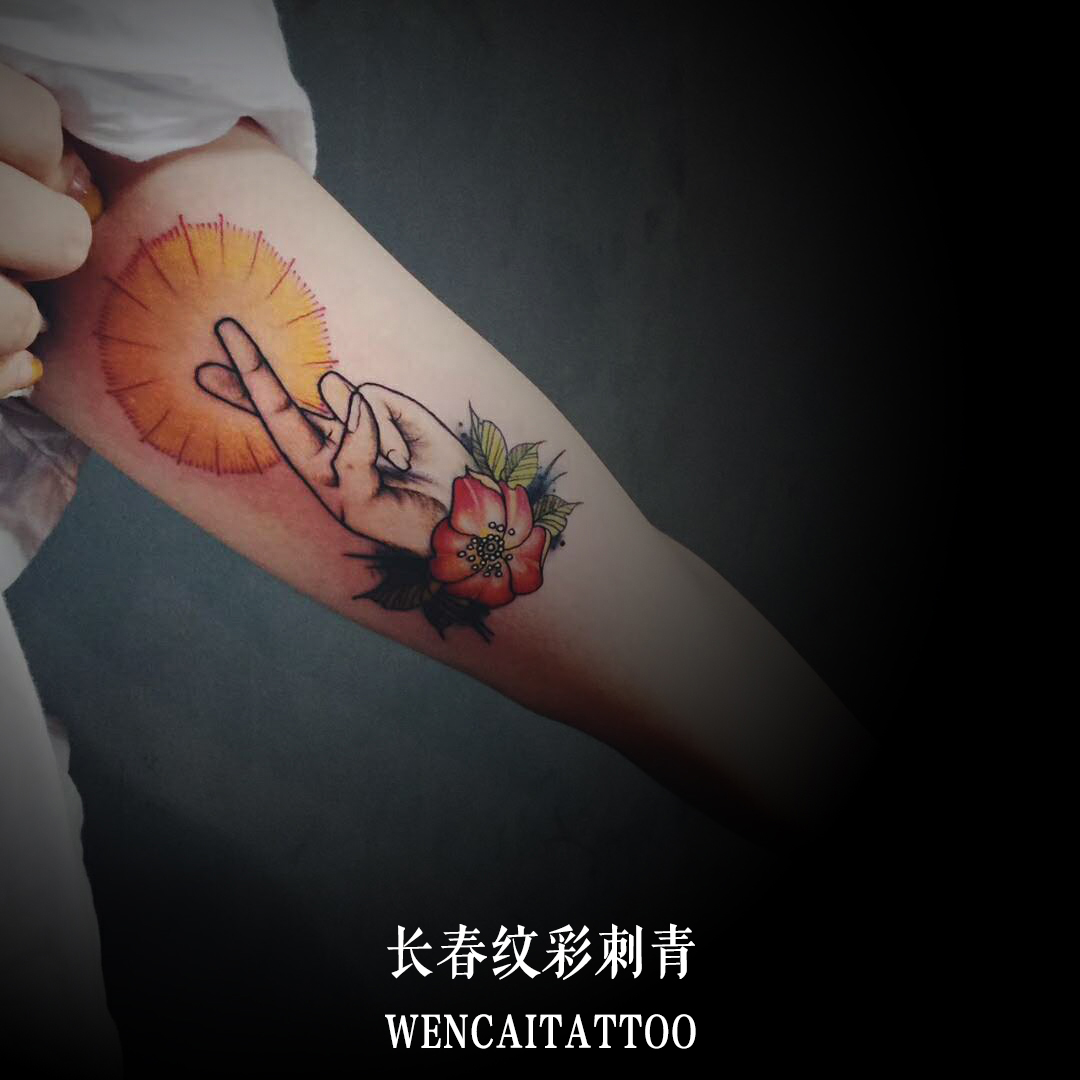 长春仲小姐大臂上有趣的原创手势纹身图案
