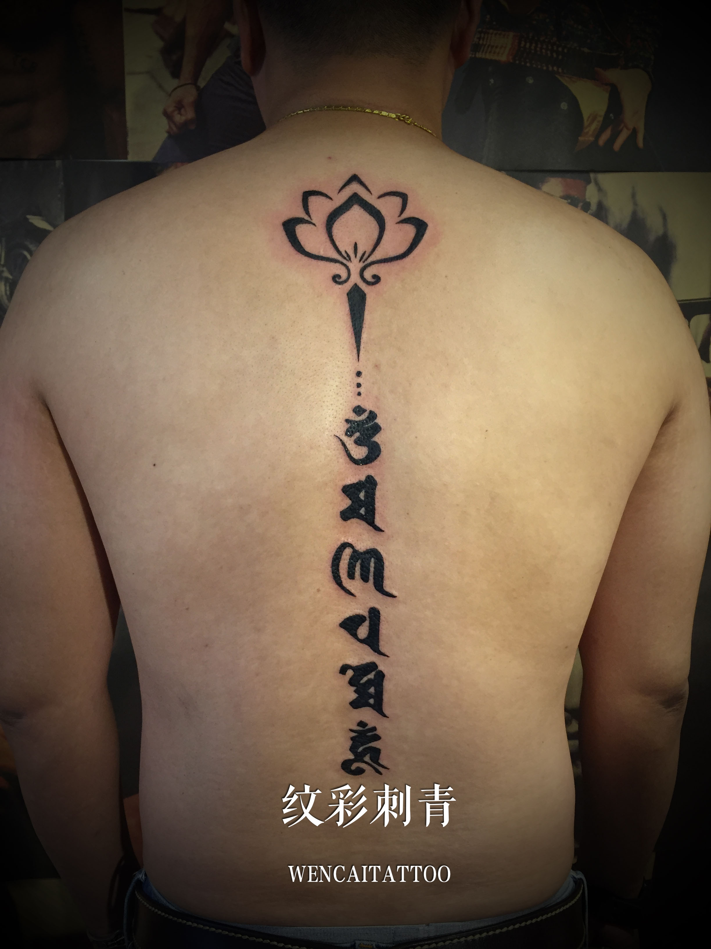 谷先生后背的六字真言和莲花纹身图案
