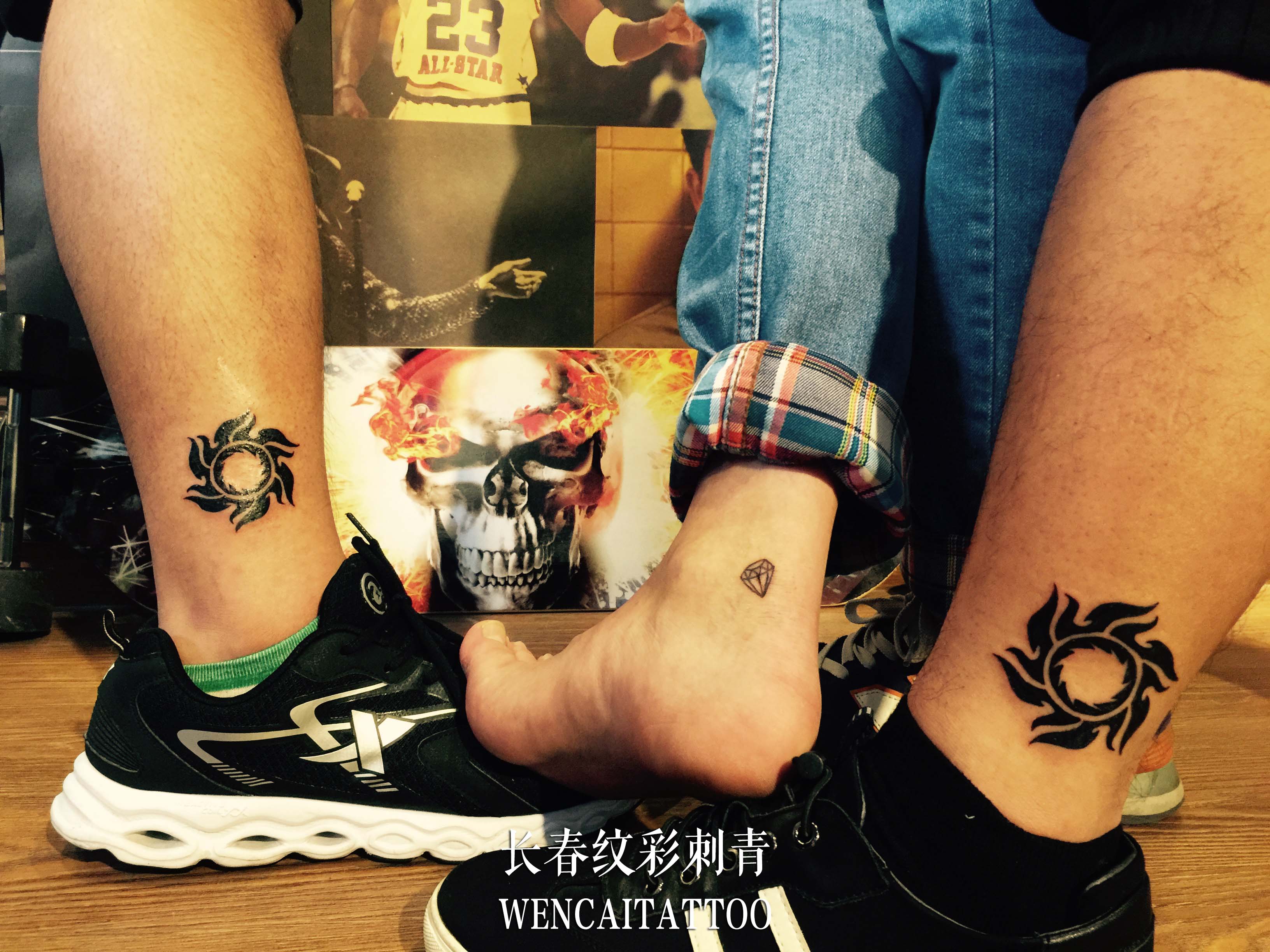 廉先生和三两好友脚踝上的精致小纹身