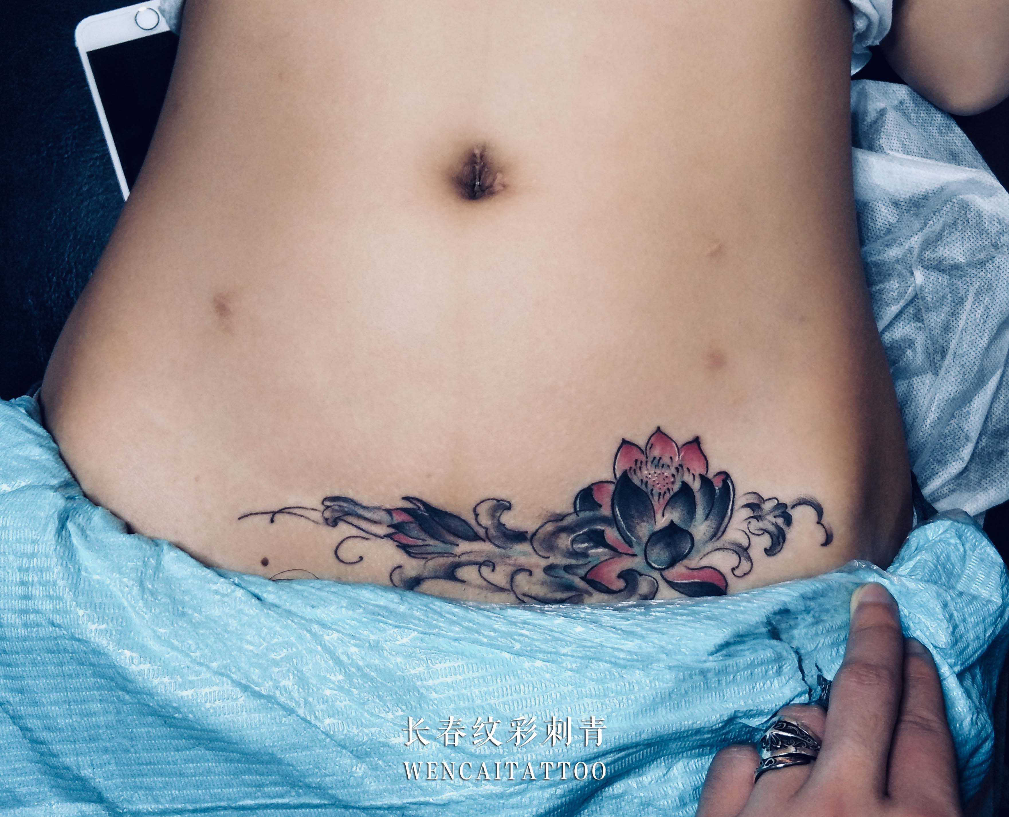 美丽的明小姐腰部水墨莲花纹身图案