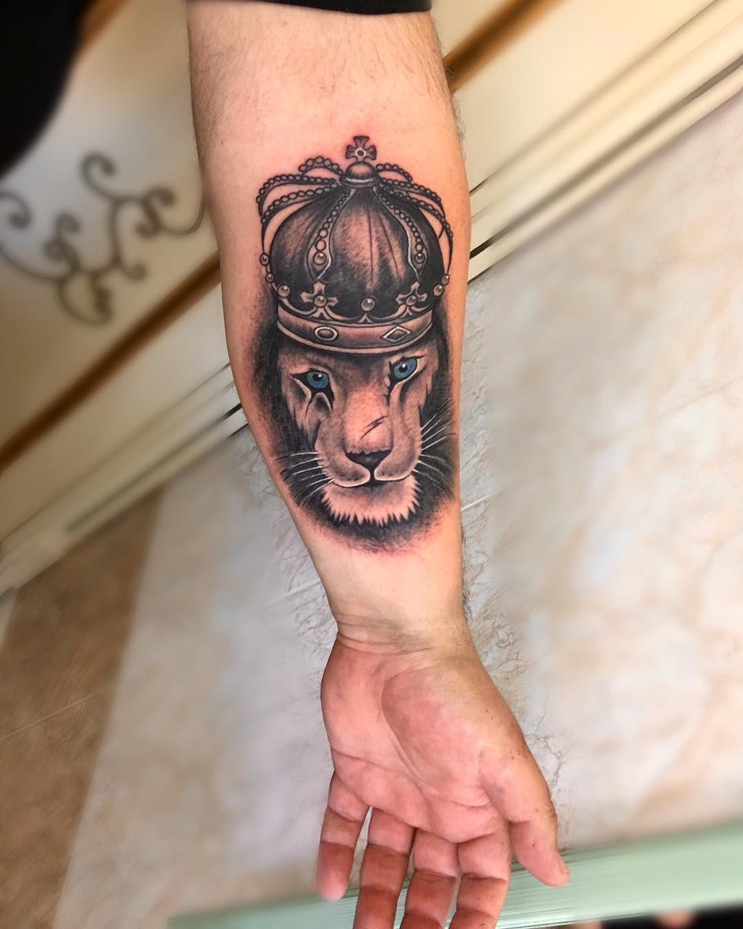 小臂黑灰写实皇冠狮子纹身图案