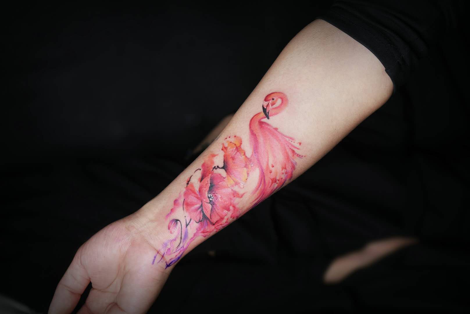  小臂充满魅惑的水彩罂粟花火烈鸟纹身图案
