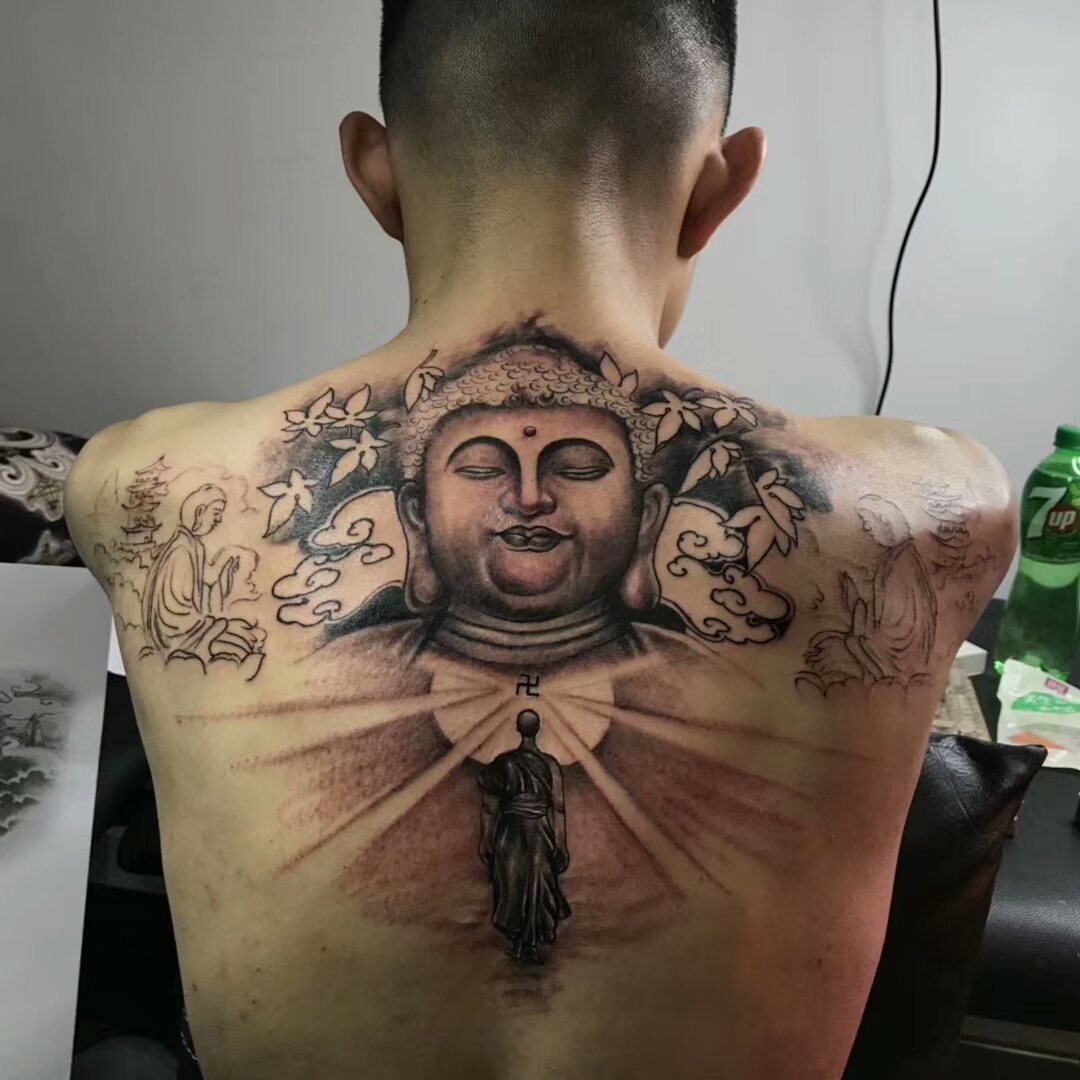 后背佛像纹身图案
