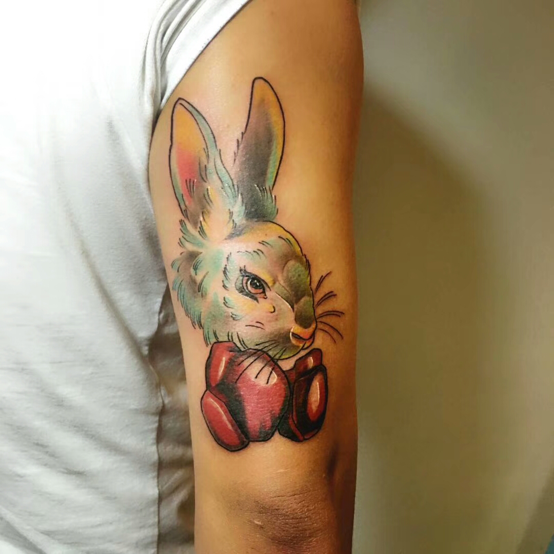 大臂兔子纹身图案